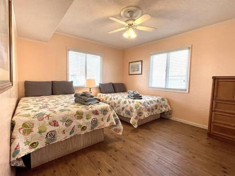 *OCEANFRONT HOUSE ON THE SAND*6 Kings*12br, 12ba*Private Hot Tub*SLEEP 36*PGP Condominio in North Myrtle Beach
