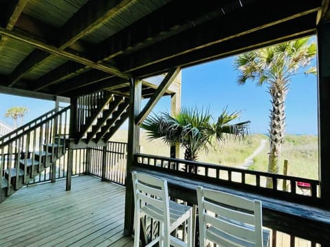 OCEANFRONT HOUSE ON THE SAND 2 Kings 4br 4ba 1st Floor of Triplex SLEEP 12 PGP1 Apartment in North Myrtle Beach