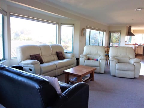 Tuis Nest - Bowentown Holiday Home House in Bay Of Plenty