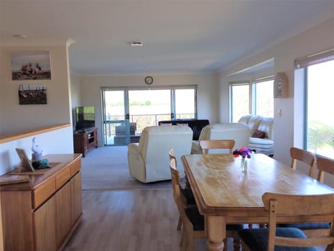 Tuis Nest - Bowentown Holiday Home House in Bay Of Plenty