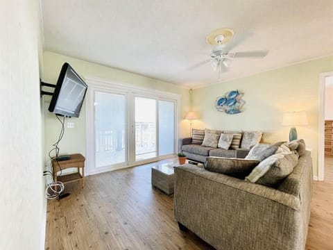 *OCEANFRONT HOUSE ON THE SAND*2 Kings*4br, 4ba*SLEEP 12*PGP2 Condo in North Myrtle Beach