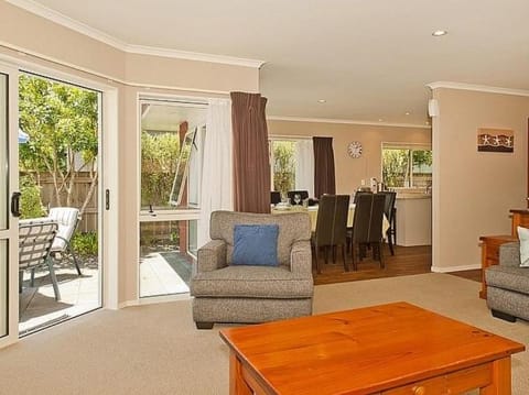Bliss by the Beach - Whangamata Holiday Home House in Whangamatā