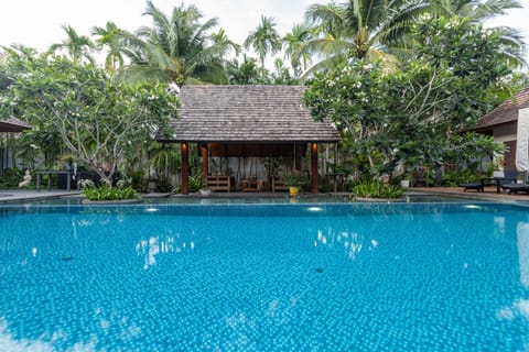 Stunning 5BR villa with freshwater pool & tropical garden Chalet in Choeng Thale
