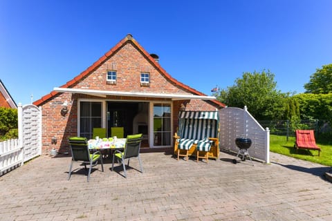 Property building, Garden, sunbed