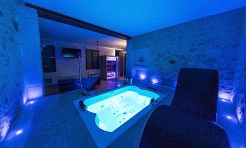 Massage, Sauna, Steam room, Spa and wellness centre/facilities