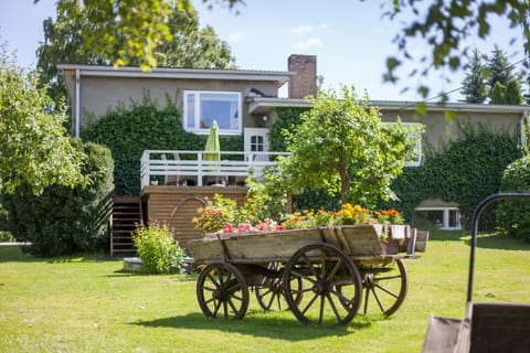 Garden view, Garden view