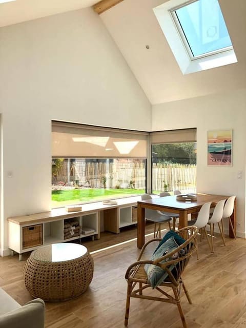 Seating area, Dining area, Garden view