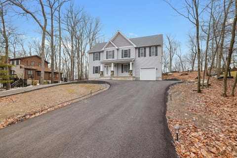 Modern 5BR, Kid-Friendly Home In Poconos with Pool Table Villa in Stroud Township