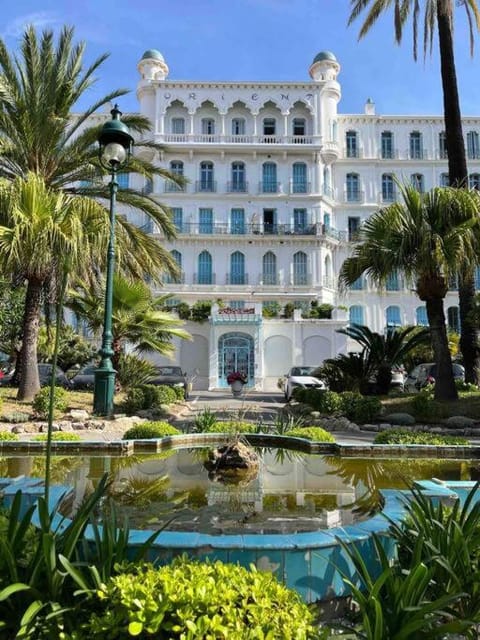 Property building, Facade/entrance, Garden, Garden view