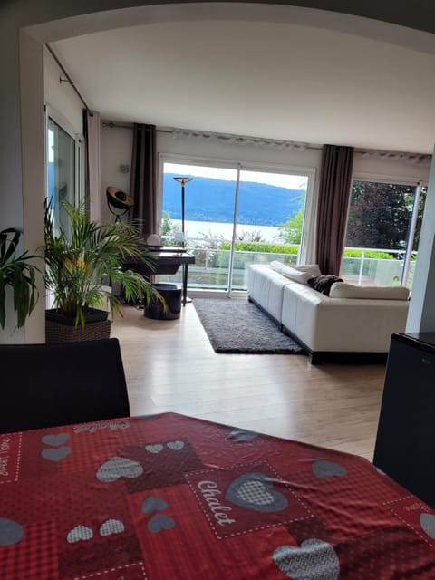 Beautiful property in front of Annecy Lake Villa in Menthon-Saint-Bernard