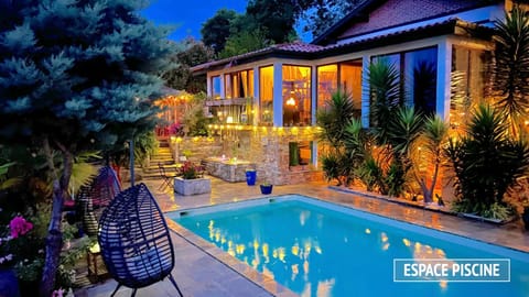 Property building, Patio, Communal lounge/ TV room, Natural landscape, Garden, Evening entertainment, Garden view, Pool view, Swimming pool, sunbed