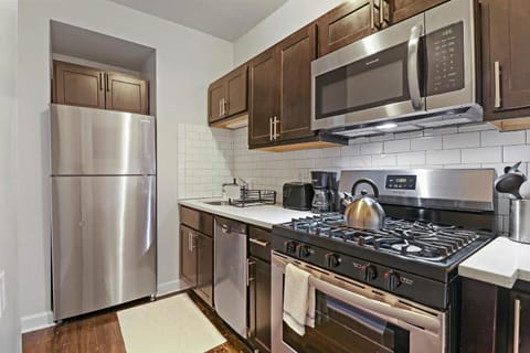 Warm & Lovely 2BR Apt close to Dining & Shops - Touhy 1S Copropriété in Rogers Park