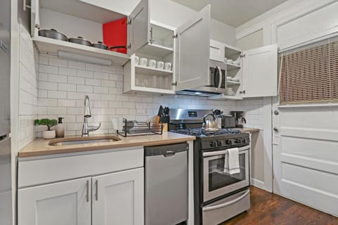 Lively & Chic 2BR Apartment near Shops - Touhy 3S Copropriété in Rogers Park