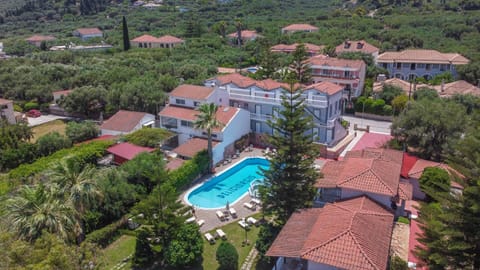 Property building, Day, Natural landscape, Bird's eye view, Pool view, Swimming pool, sunbed