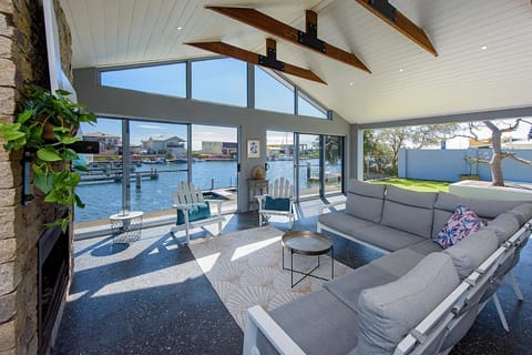 View (from property/room), Balcony/Terrace, Seating area, Lake view