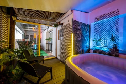 Villa 20 min de Paris avec spa, piscine chauffée et club Haus in Gagny