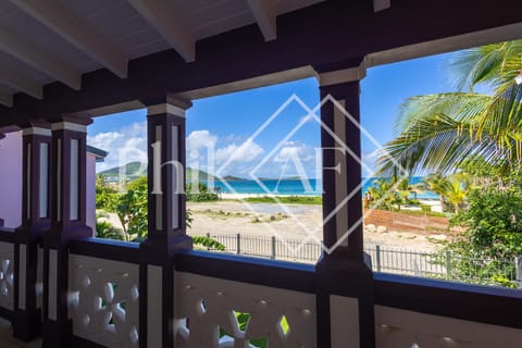 5 bed-rooms Front-Beach apartment at Orient Beach Apartamento in Saint Martin