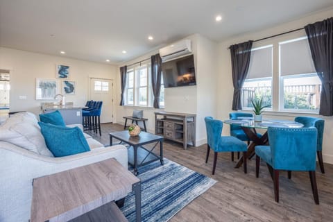 Beach Town Home wHot Tub - Walk to Beaches Downtown Activities and more Maison in Half Moon Bay