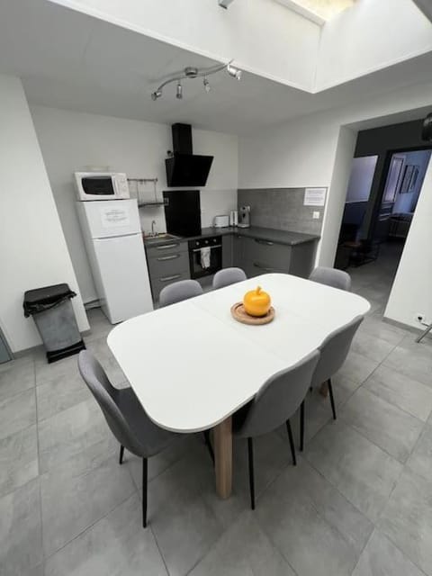 Dining area, kitchen