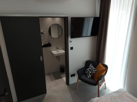 Bathroom, TV and multimedia, Seating area