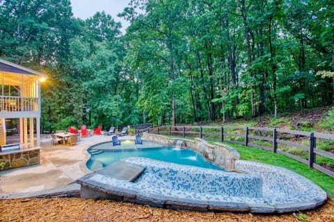 Lakefront, Saltwater Pool, Backyard Oasis, Private Dock, Home Gym Haus in Lake Lanier