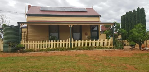 Gum Paddock Country Cottage Farm Stay in Broken Hill