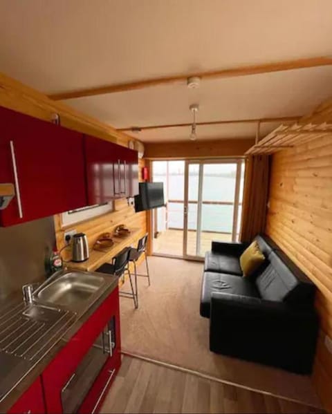 Lake View Lodge Pod Apartment in Chichester