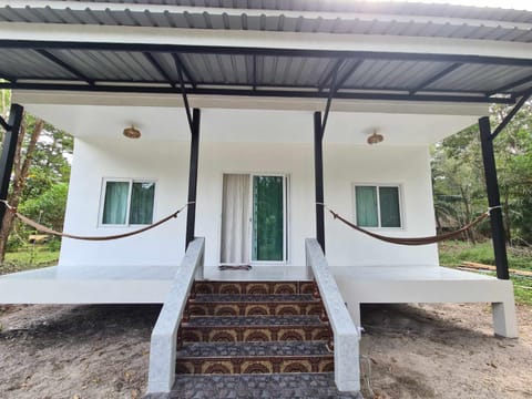 Vijit Bungalow Bed and Breakfast in Ko Phayam