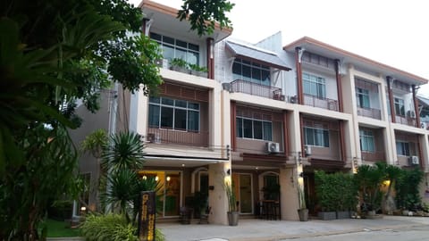 Green House Phuket Condo in Pa Klok