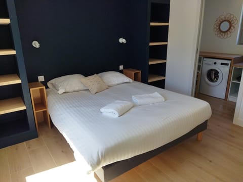 Bed, Photo of the whole room, internet, storage, washing machine