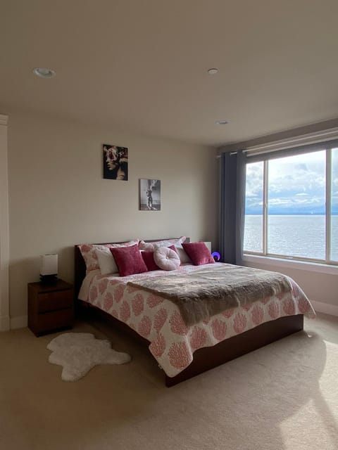 Stunning House with Views of Puget Sound! Ideal for Family Reunions Condo in Mukilteo