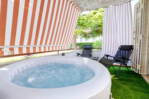 Hot Tub, Solarium, Balcony/Terrace, Spa and wellness centre/facilities, Garden view, Landmark view, Pool view, Swimming pool, Seasons, Inner courtyard view, VIP