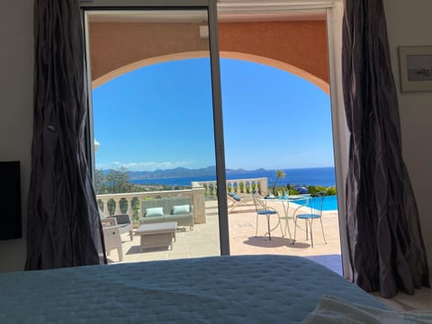 chambre d'hôte, vue mer exceptionnelle, à 5 minutes de la mer Vacation rental in Roquebrune-sur-Argens