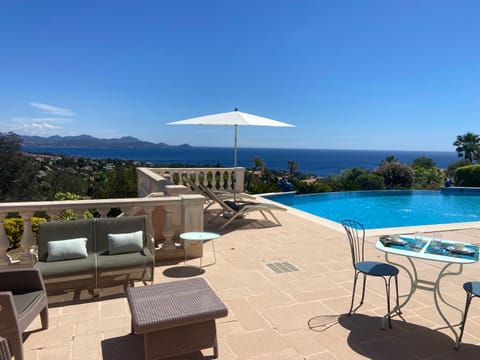 chambre d'hôte, vue mer exceptionnelle, à 5 minutes de la mer Vacation rental in Roquebrune-sur-Argens