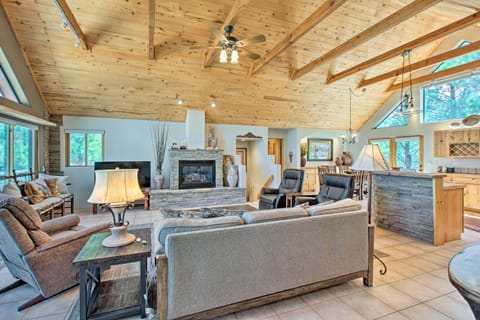 Stunning Angel Fire Cabin with Private Hot Tub! Casa in Angel Fire
