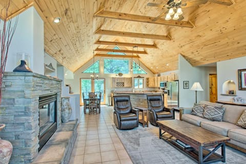 Stunning Angel Fire Cabin with Private Hot Tub! Maison in Angel Fire