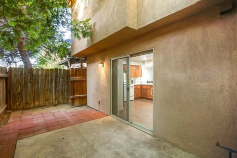 Convenient Bakersfield Townhome with Patio! Haus in Bakersfield