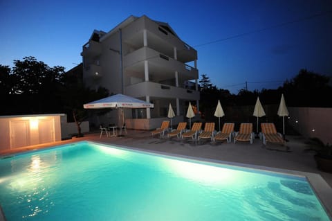 Swimming pool, Swimming pool