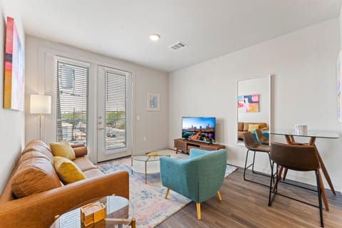 Luxury Central Apts - Free Parking, Gym, Fast WiFi Condo in Austin