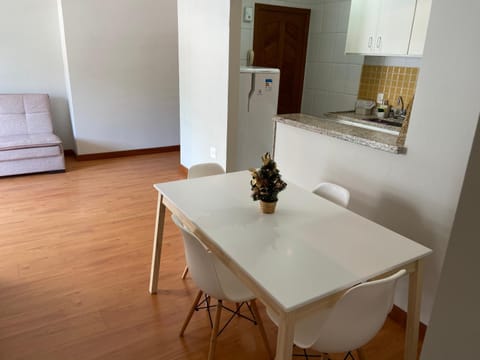 Kitchen or kitchenette, Dining area, oven