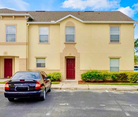 Cozy Oasis near Disney! 4 bedroom 3 bath Townhouse! House in Kissimmee