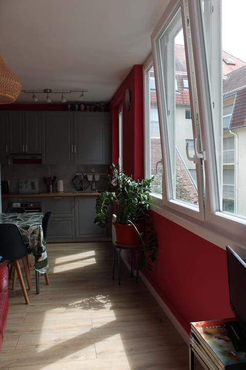 Kitchen or kitchenette, Dining area