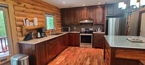 Tobermory Peaceful Private Entire Cottage Log Home Spacious Fully Equipped Chalet in Northern Bruce Peninsula