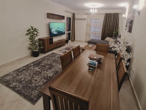 Communal lounge/ TV room, TV and multimedia, Living room, Seating area, Dining area, Evening entertainment, Dinner