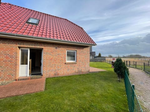 Property building, Facade/entrance, Garden, Garden view