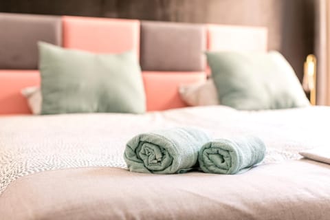 Bed, towels