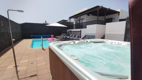 Stylish 6 Bedroom Villa Princesa - Hot Tub - Heated Pool - Near Beach & Waterparks Villa in Playa Blanca