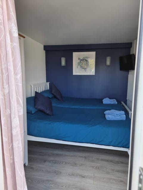 Lovely private studio room with own kitchen and bathroom. Set in the popular area of Shiphay in Torquay and only a short walk from Torbay Hospital Apartment in Torquay