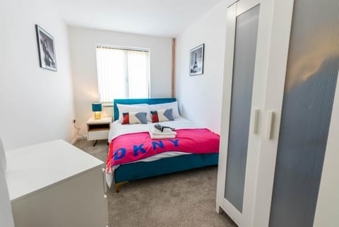 4 en-suite bedroom house with free parking Aylesbury House in Aylesbury