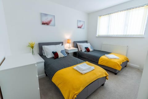 4 en-suite bedroom house with free parking Aylesbury House in Aylesbury